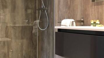 Douche, douche à « effet pluie », articles de toilette gratuits