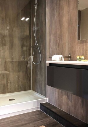 Douche, douche cascade, articles de toilette (gratuits)