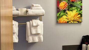 Kamar Standar, 1 Tempat Tidur King, Bebas Asap Rokok | Kamar mandi | Handuk