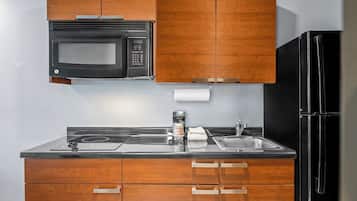 Full-sized fridge, microwave, stovetop, coffee/tea maker