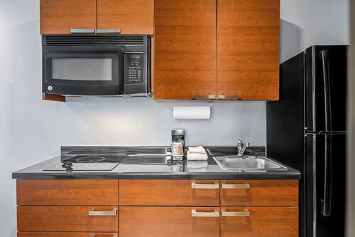 Full-size fridge, microwave, stovetop, coffee/tea maker