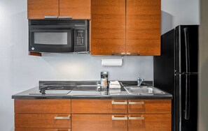 Frigorífico grande, microondas, placa de cocina y cafetera o tetera