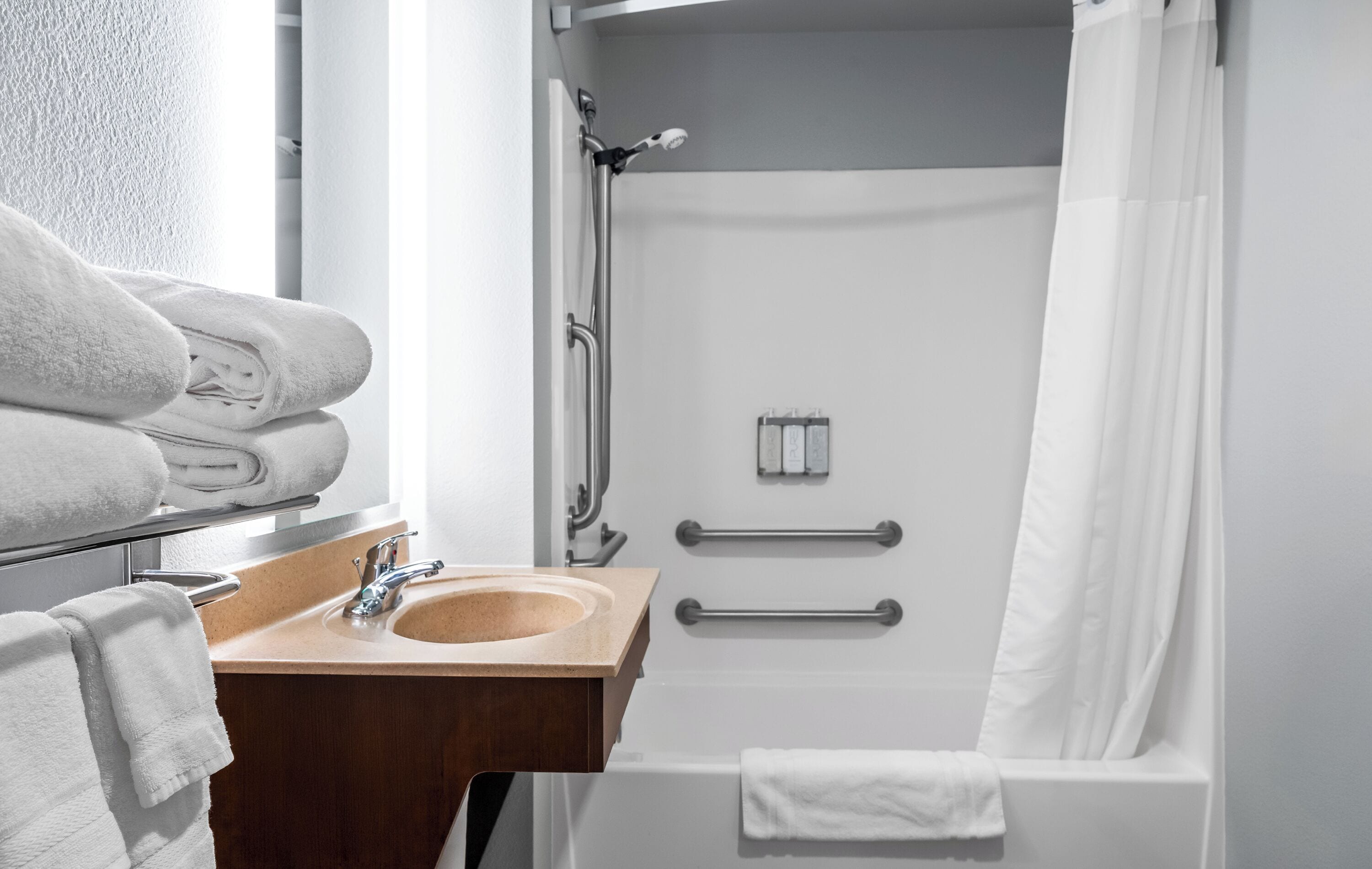 Combined shower/bathtub, free toiletries, hair dryer, towels