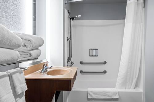 Combined shower/tub, free toiletries, hair dryer, towels