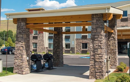 BBQ/picnic area. My Place Hotel - Missoula, MT