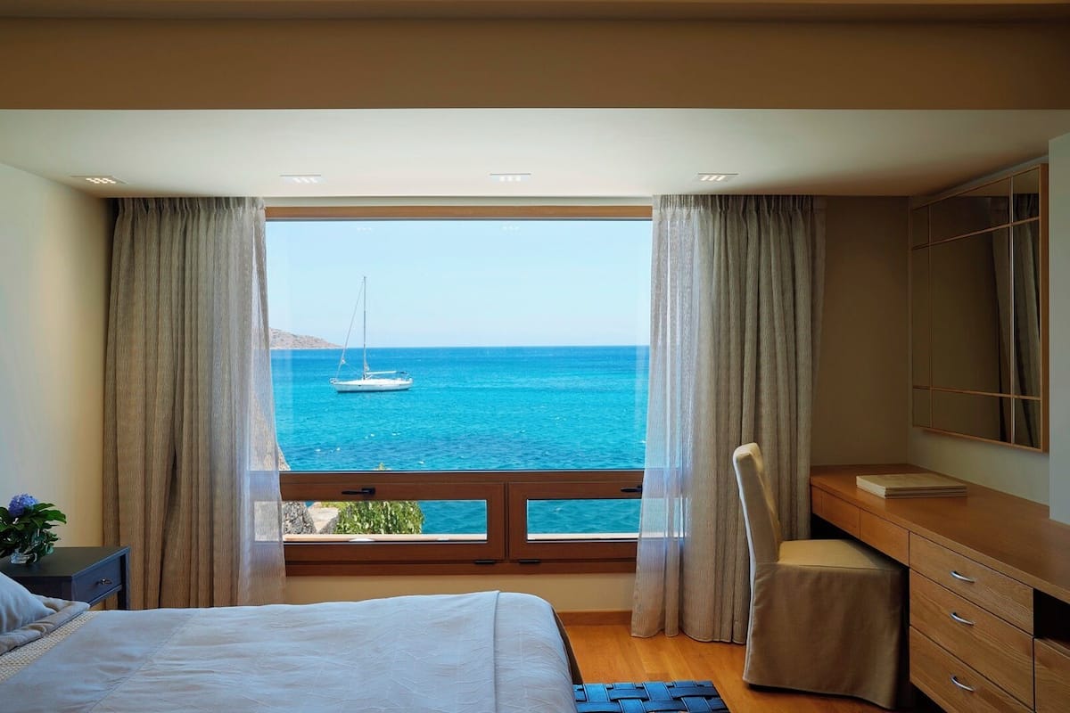 "Loutro" Six Double Bedrooms with Private Pool 340 m2 | 3 dormitorios, ropa de cama de alta calidad, minibar y caja fuerte