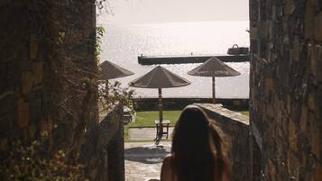 "Dionisades" Five Double Bedrooms with Private Pool 335 m2 | Vardagsrum | 38-tums LCD-tv med satellitkanaler, tv och dvd-spelare