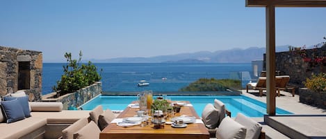 3 bedrooms, premium bedding, minibar, in-room safe