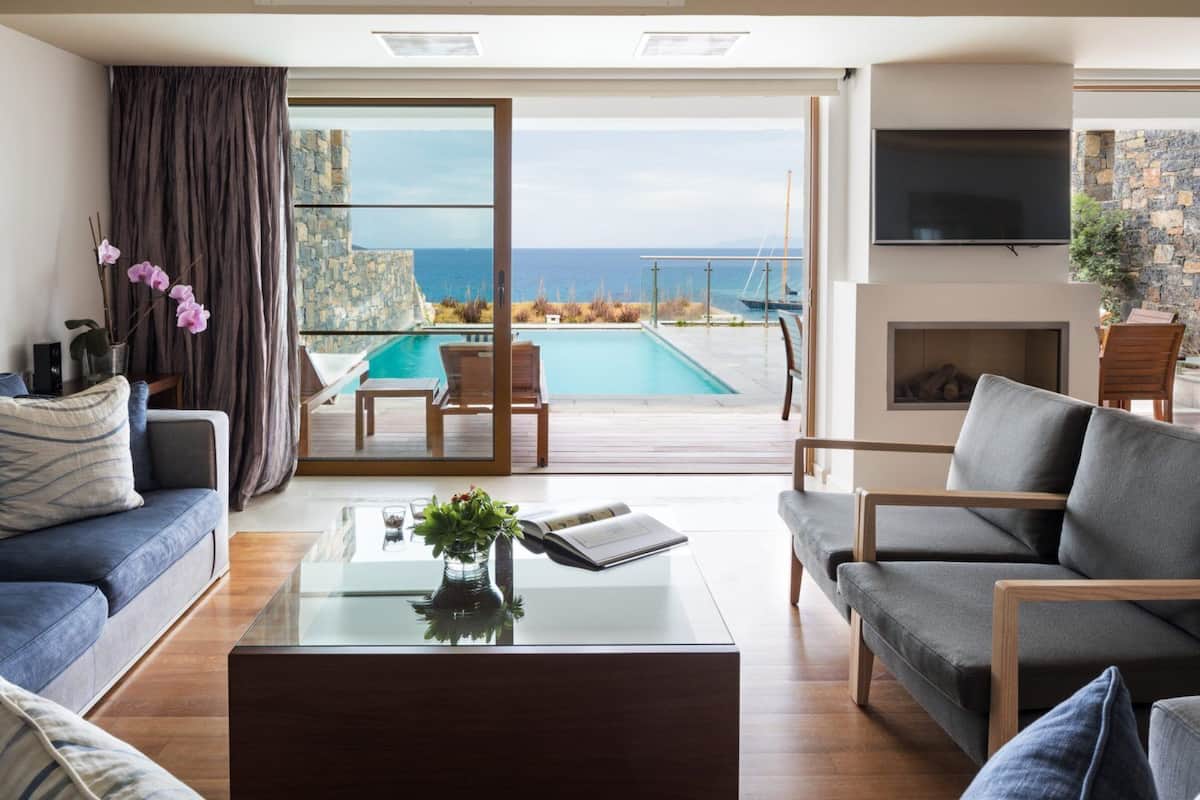 "Tilos" Five Double & One Single Bedroom with Indoor and Outdoor Private Pool 457 m2 | Zona de estar | Televisión LCD de 38 pulgadas con canales por satélite, una televisión