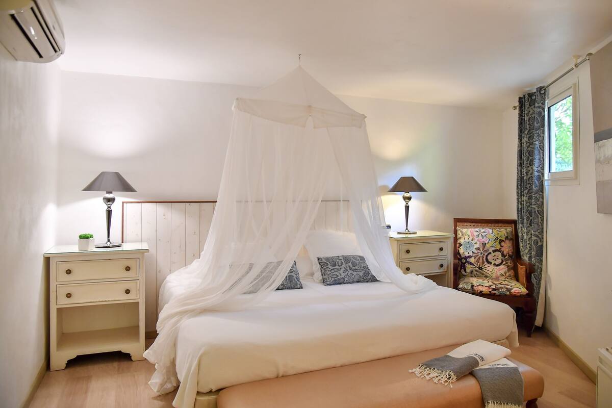 Chambre Sucrier | Premium bedding, in-room safe, individually decorated