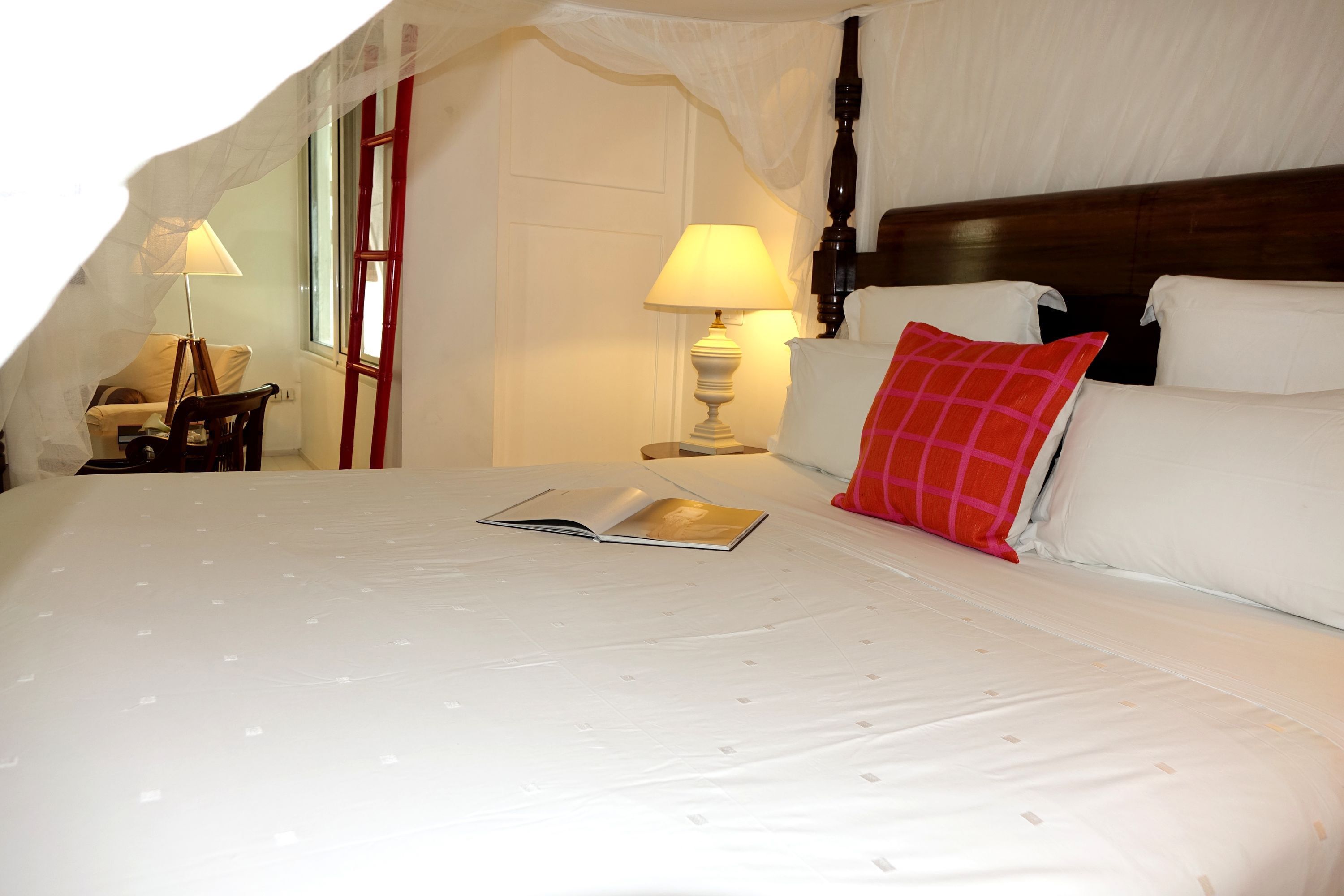 Villa romántica, 2 habitaciones, piscina privada, entresuelo