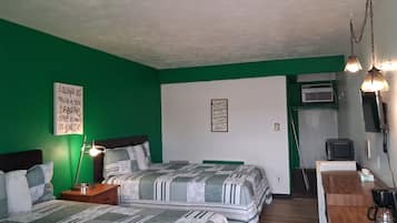Tabla de planchar con plancha, wifi gratis y ropa de cama