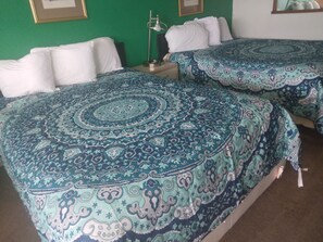 Tabla de planchar con plancha, wifi gratis y ropa de cama