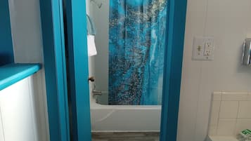 Bañera con ducha, secador de pelo, toallas, jabón