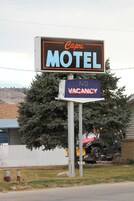 Señal de motel que dice 'Capri Motel' y 'NO HAY HABITACIONES DISPONIBLES'.