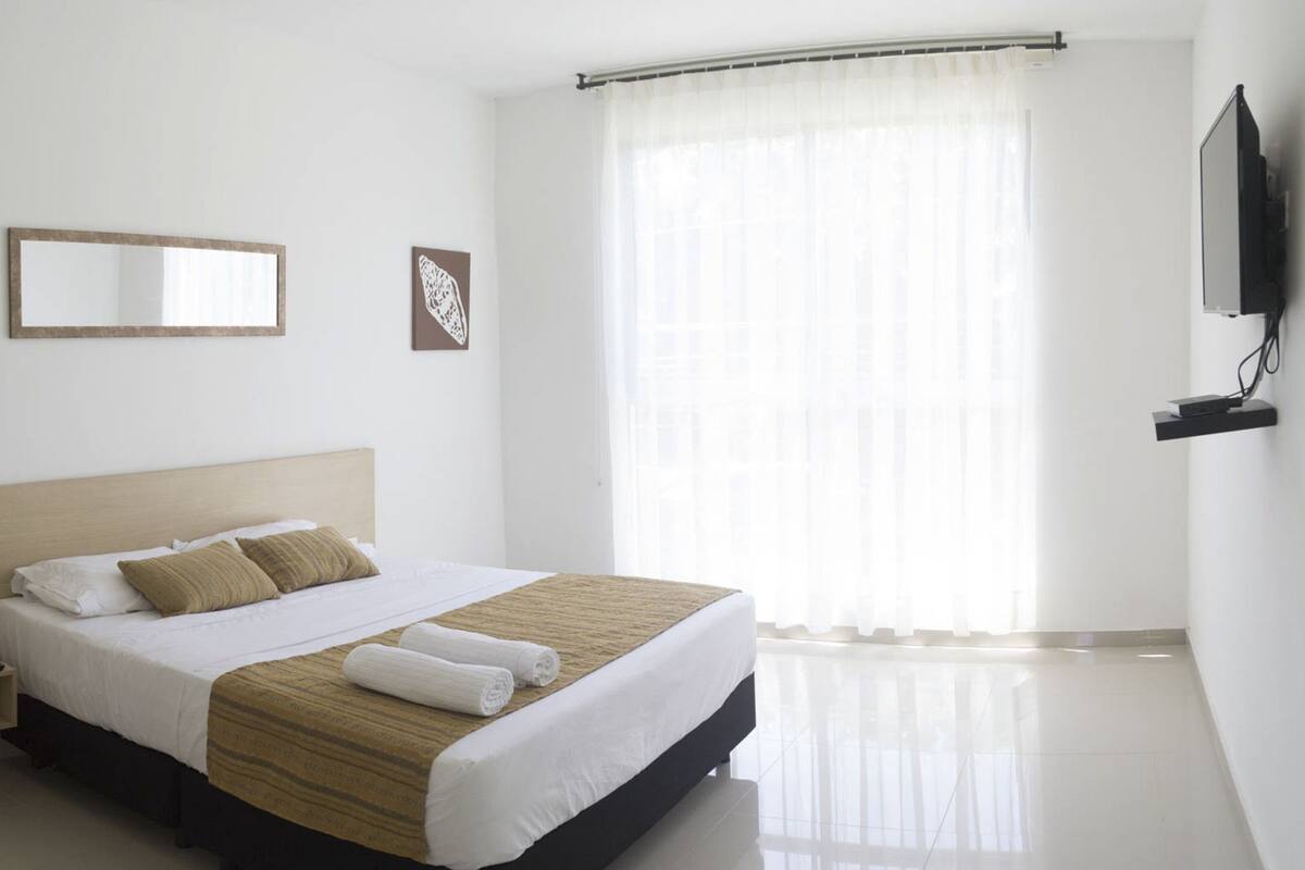 Deluxe Room, 1 Queen Bed, Pool View | Desk, soundproofing, free WiFi, bed sheets
