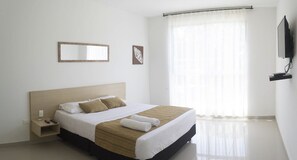 Deluxe Room, 1 Queen Bed, Pool View | Desk, soundproofing, free WiFi, bed sheets - Color Hostel (Santa Marta)