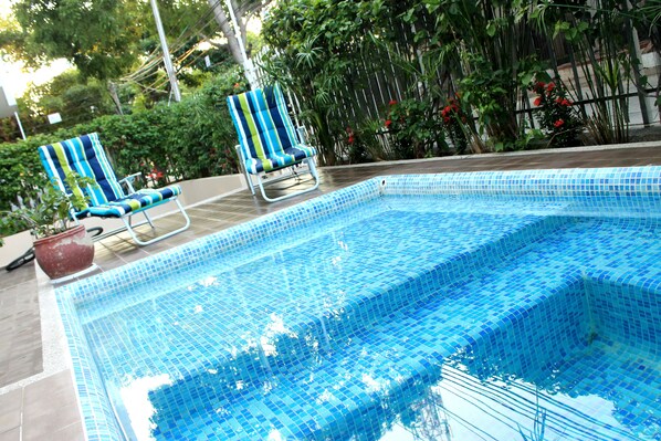 室外泳池;06:30 至 22:00 開放;躺椅