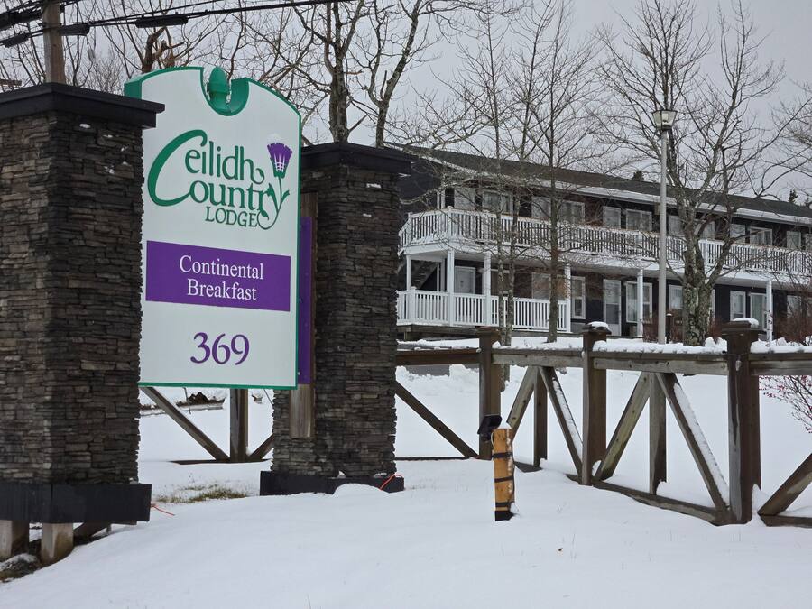 Un letrero de Celidh Country Lodge anuncia desayuno continental y la habitación número 369.