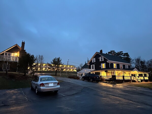 A two-story house with a balcony and a driveway. - Ceilidh Country Lodge (Baddeck)