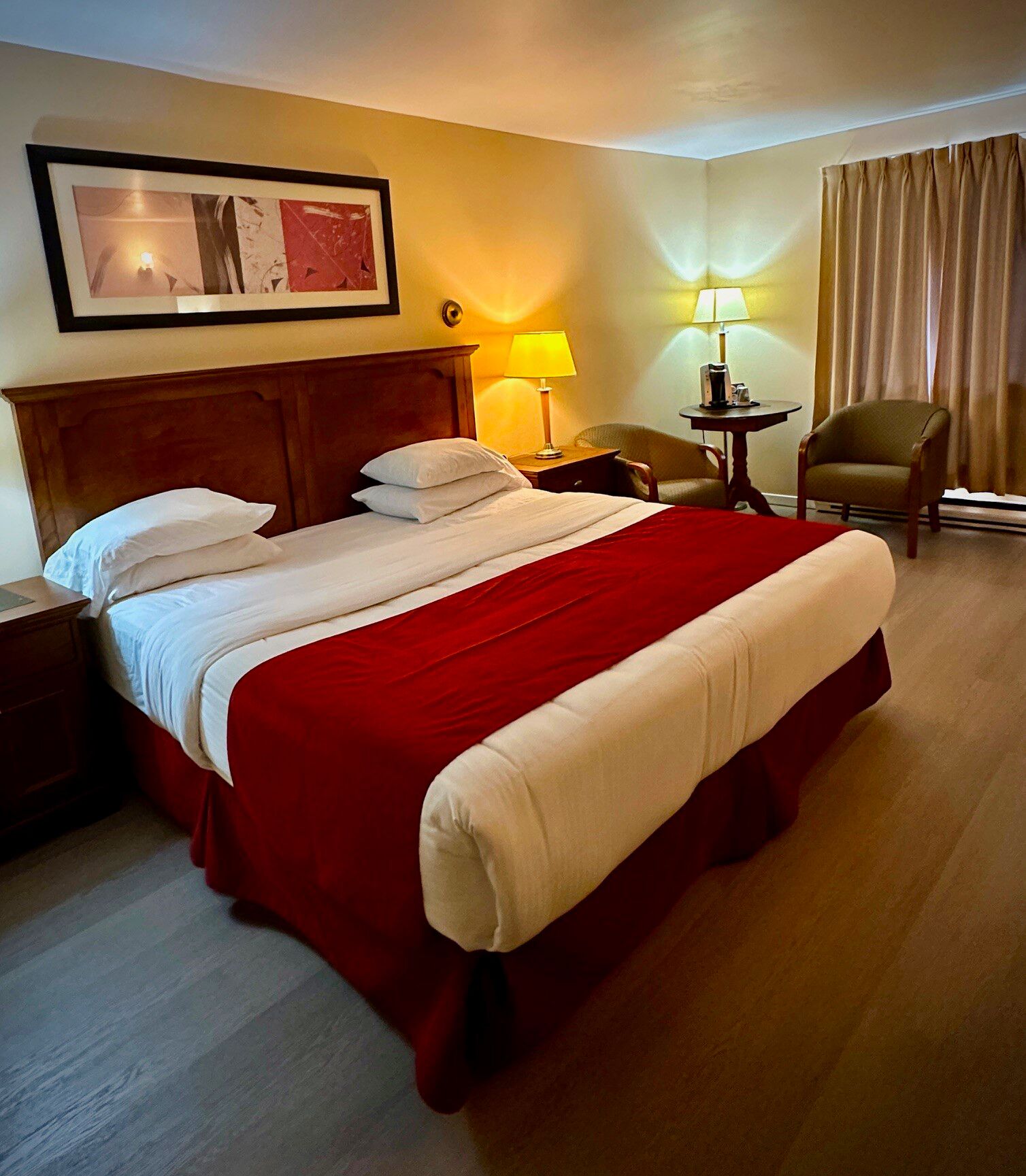 スタンダード ルーム キングベッド 1 台 レイクビュー | 客室ごとに異なる装飾、客室ごとに異なるインテリア、アイロン / アイロン台、WiFi (無料)