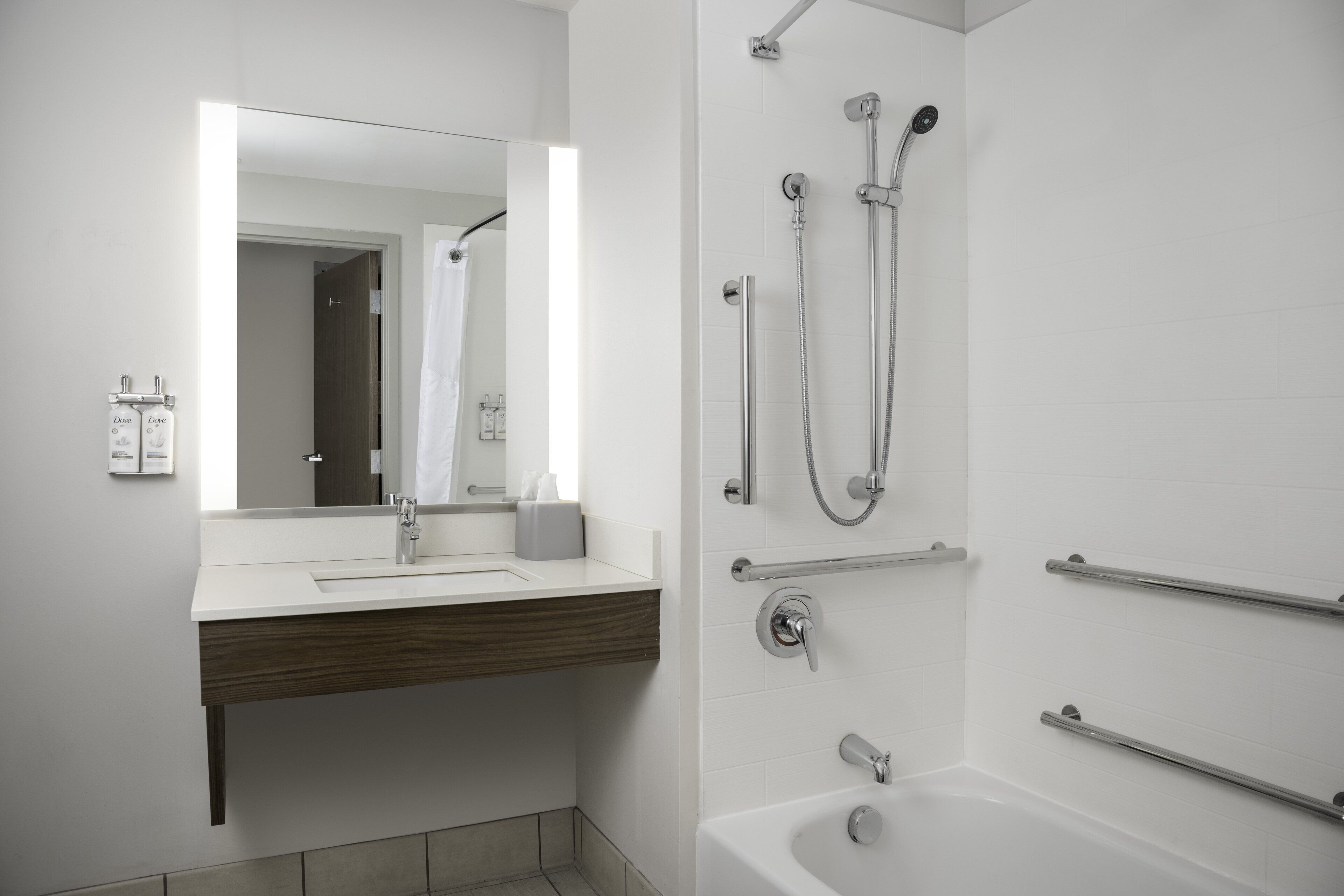 combined shower/bathtub, free toiletries, hair dryer, towels