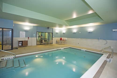 Indoor pool, sun loungers