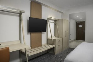 Premium bedding, in-room safe, desk, laptop workspace - Holiday Inn Express & Suites Pittsburgh North Shore by IHG (Pittsburgh)