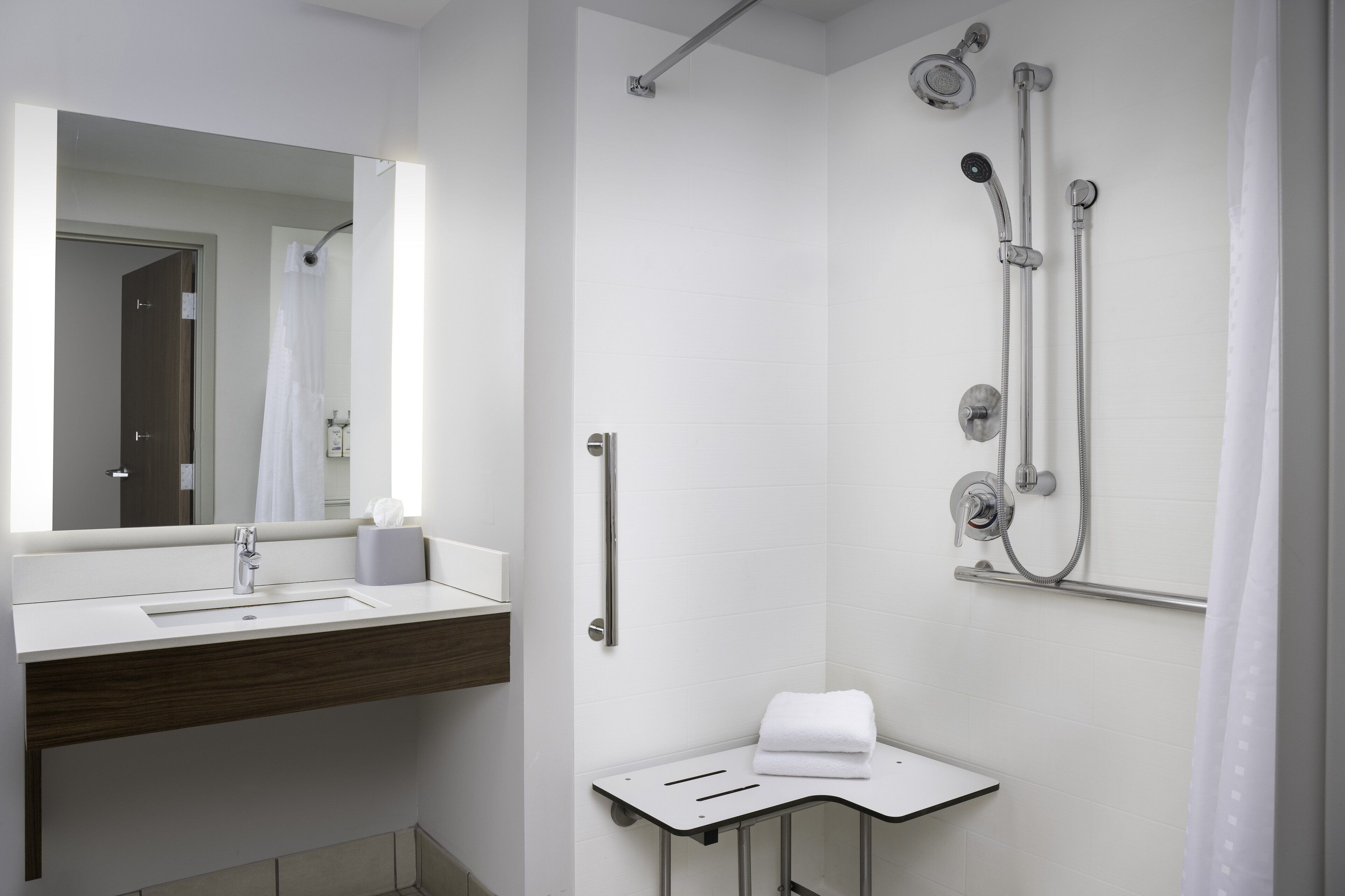 combined shower/bathtub, free toiletries, hair dryer, towels