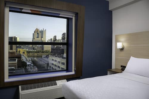 Premium bedding, in-room safe, desk, laptop workspace