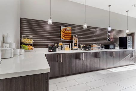 Desayuno continental incluido todos los días . Comfort Inn & Suites