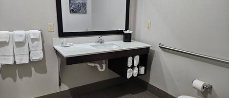 Suihkun ja ammeen yhdistelmä, ilmaiset hygieniatuotteet, hiustenkuivaaja