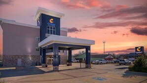 A Comfort Inn & Suites hotel with a covered entrance and a parking lot. - Comfort Inn & Suites (Claremore)