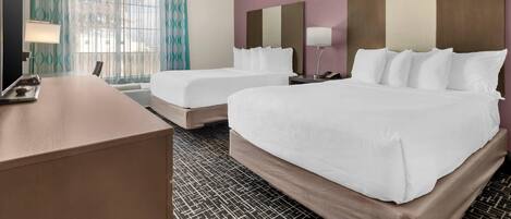 Huone, 2 keskisuurta parisänkyä, esteetön, tupakointi kielletty | Ylelliset vuodevaatteet, pillowtop-patjalliset sängyt, työpöytä