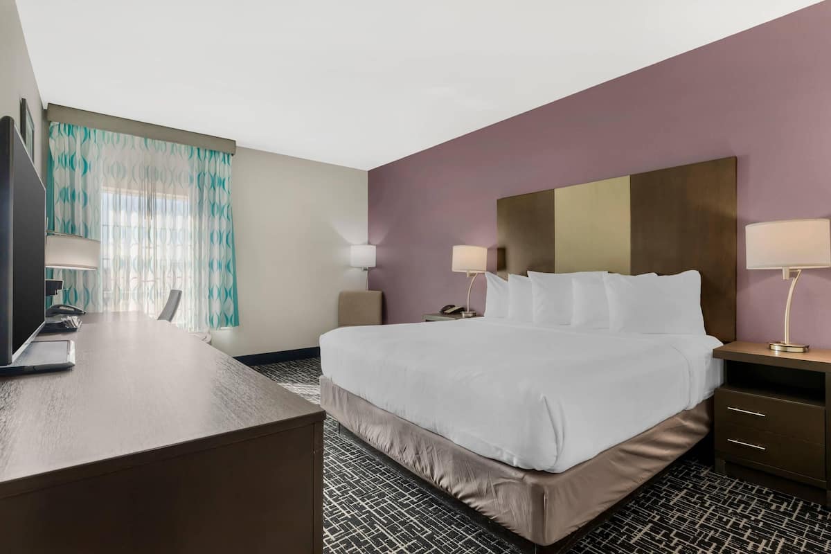 Rom – standard, 1 kingsize-seng, ikke-røyk | Sengetøy av topp kvalitet, senger med overmadrass og skrivebord