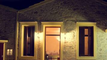 Fachada del alojamiento - Noche