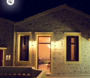 Front of property - evening/night - Porto Enetiko Suites (Rethymno)