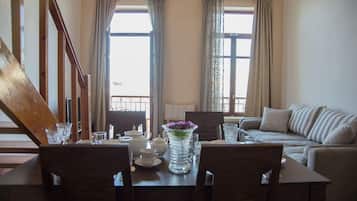 Deluxe suite, 1 slaapkamer, uitzicht op zee, aan zee | Dineren op de kamer