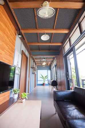 Coin salon dans le hall