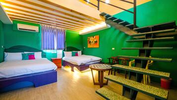 Family Room | Desk, free WiFi