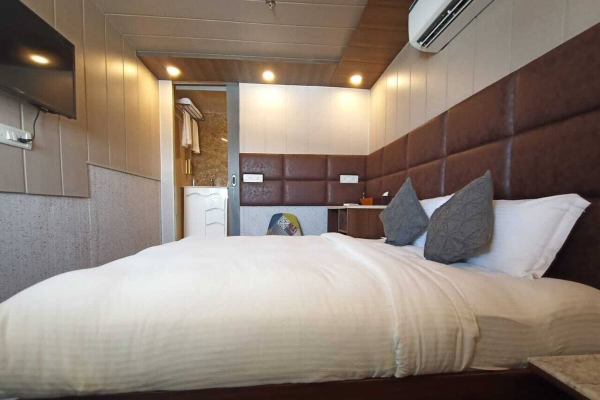 6 to 8 Hours Stay | Desk, free WiFi