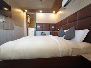 6 to 8 Hours Stay | Desk, free WiFi