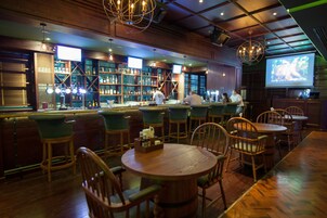 2 bares, bar junto a la piscina