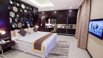 Executive Suite | 1 bedroom, minibar, in-room safe, desk