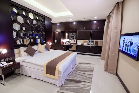 Executive Suite | Minibar, in-room safe, desk, soundproofing. Premier Hotel