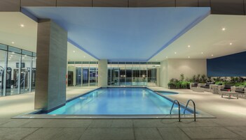 Una piscina techada, una piscina al aire libre