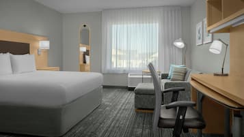 Luxe beddengoed, een bureau, een laptopwerkplek