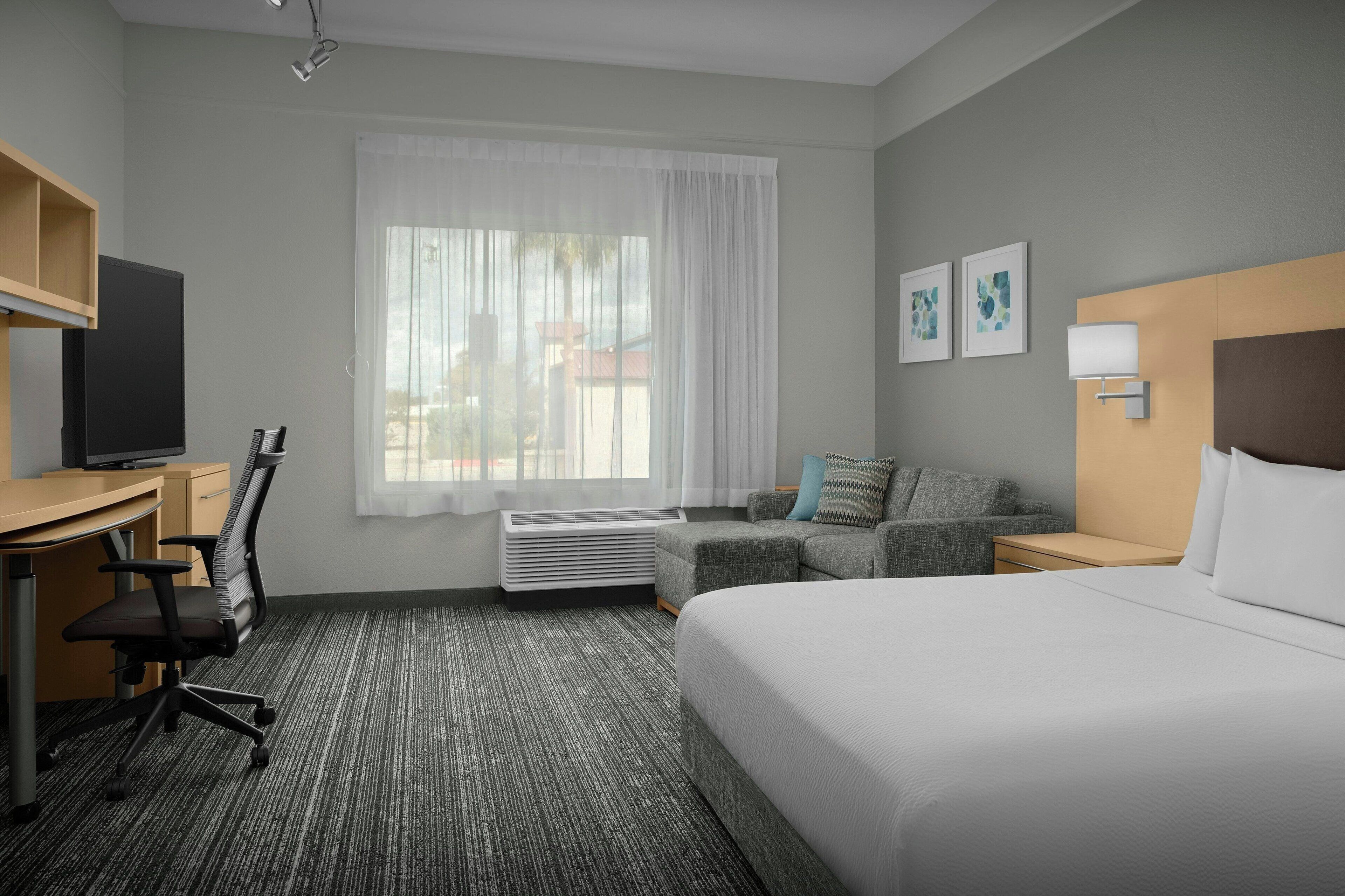 高档床上用品、办公桌、笔记本电脑工作区、遮光窗帘