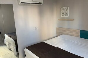 Room 1 queen bed and 1 single bed | Minibar, in-room safe, desk, free WiFi - Hotel Enseada Boa Viagem (Recife)