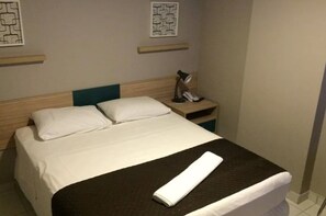 Room 1 queen bed and 1 single bed | Minibar, in-room safe, desk, free WiFi - Hotel Enseada Boa Viagem (Recife)